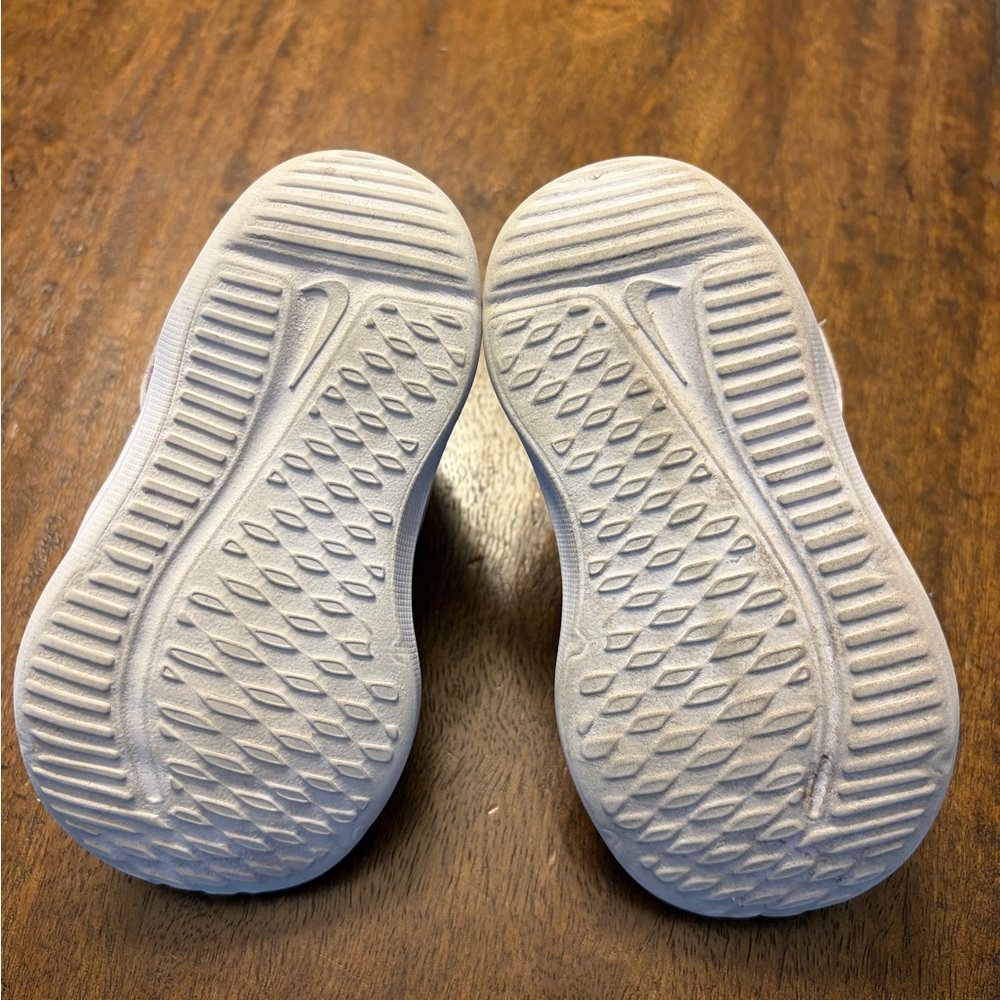 Nike Cosmic Runner - Size 5c - Picture 4 of 4